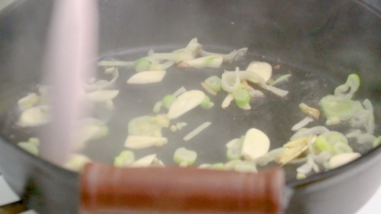 彩椒家常豆腐,锅内留少许油,放入葱姜蒜爆香