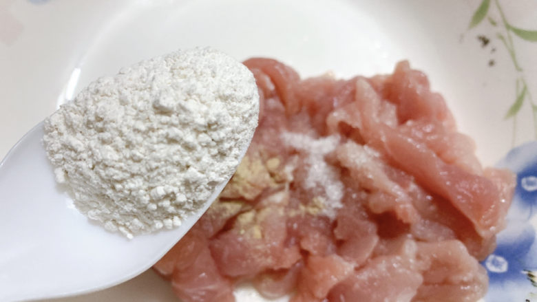 萝卜干炒肉,适量淀粉或者嫩肉粉,让瘦肉口感烹调后食用起来更佳。