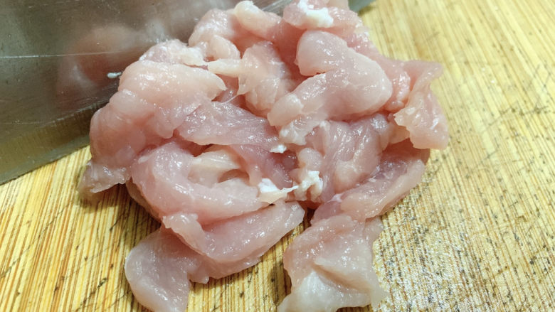 萝卜干炒肉,依据个人情况,选取合适的瘦肉,切成瘦肉丝备用。