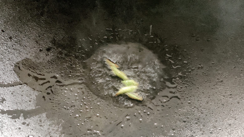 萝卜干炒肉,热油锅加入葱白,爆炒出香味。
