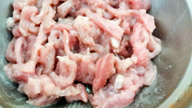 萝卜干炒肉,猪肉丝放入调味料中抓匀