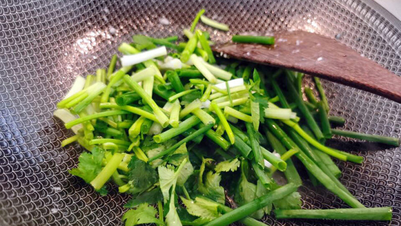 萝卜干炒肉,利用滑肉油锅炒香葱与香菜