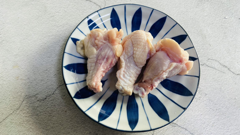 电饭锅焖鸡腿,<a style='color:red;display:inline-block;' href='/shicai/ 92'>鸡腿</a>清洗干净浸泡出血水,再冲洗干净