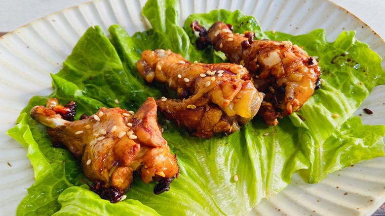 电饭锅焖鸡腿,装盘撒上少许熟白芝麻