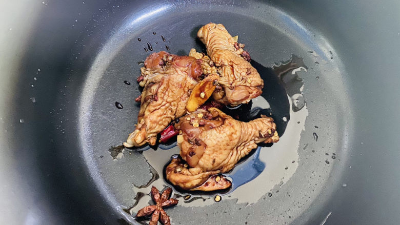电饭锅焖鸡腿,将腌制好的鸡腿放入电饭煲内胆中,摁煮饭功能键约40分钟