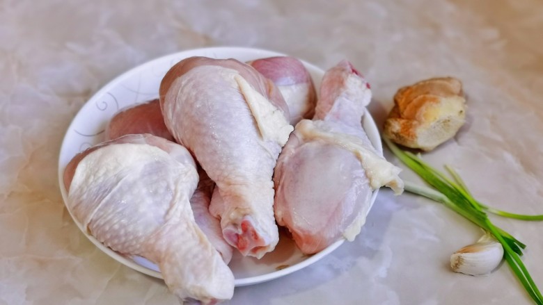 电饭锅焖鸡腿,准备食材,<a style='color:red;display:inline-block;' href='/shicai/ 92'>鸡腿</a>泡30分钟冷水。