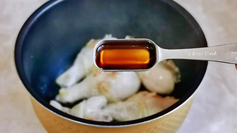 电饭锅焖鸡腿,鸡腿放入电饭煲中,加入<a style='color:red;display:inline-block;' href='/shicai/ 718'>料酒</a>。