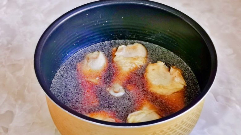 电饭锅焖鸡腿,水量可以自己掌握,不喜欢汤汁少放一点,放入电饭煲中,启动煮饭模式。