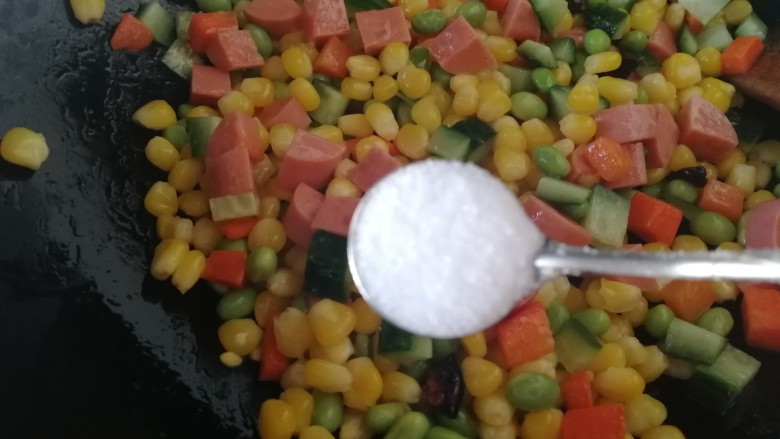 什锦玉米粒,加盐调味,文火炒匀。