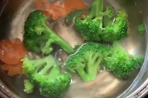 芝士泡面,配菜选自己喜欢的!也可以不加~