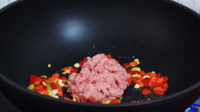 肉末豇豆,放入猪肉翻炒至变色变白,炒散