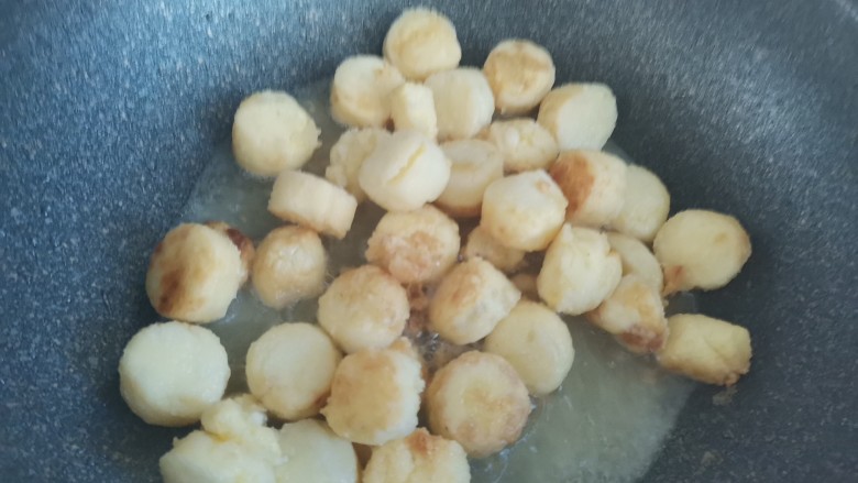 三鲜日本豆腐,起锅烧油,倒入比平时炒菜多点的油,下入日本豆腐中火煎至表面金黄焦脆捞出控油备用