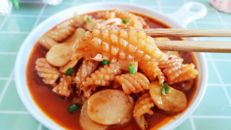 鱿鱼炒年糕,诱人的<a style='color:red;display:inline-block;' href='/shicai/ 8870'>鱿鱼花</a>,超级好吃!