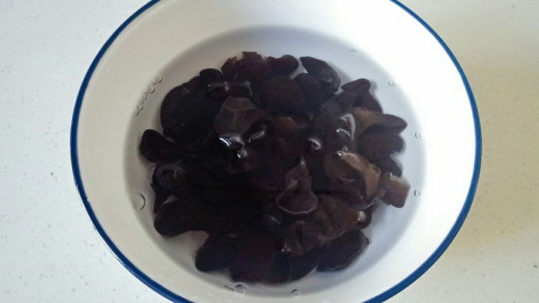 青椒炒豆皮,干<a style='color:red;display:inline-block;' href='/shicai/ 233'>木耳</a>用温水泡发,清洗干净