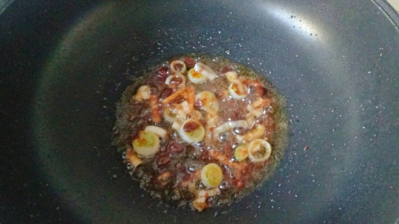 青椒炒豆皮,炒锅中加入适量花生油烧热,放入葱姜爆香,加入1勺<a style='color:red;display:inline-block;' href='/shicai/ 4510'>黄豆酱</a>,小火慢慢炒出红油