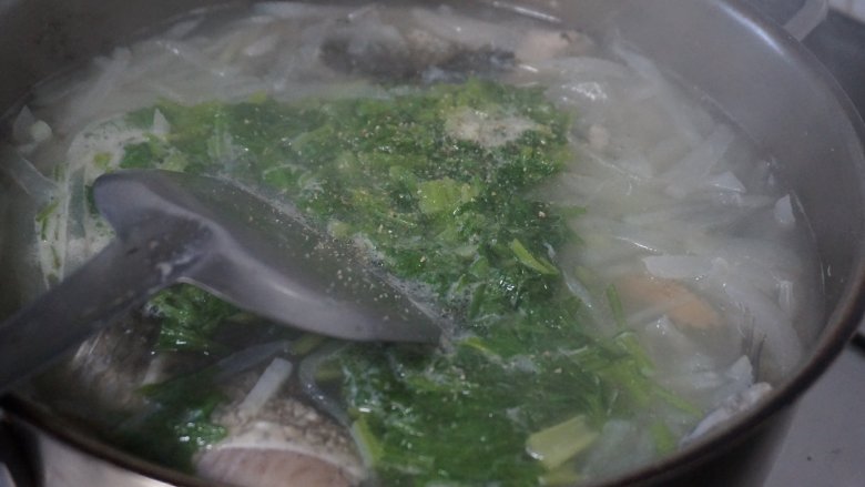 萝卜丝鲫鱼汤,继续翻滚后放入5g食盐搅拌均匀即可
