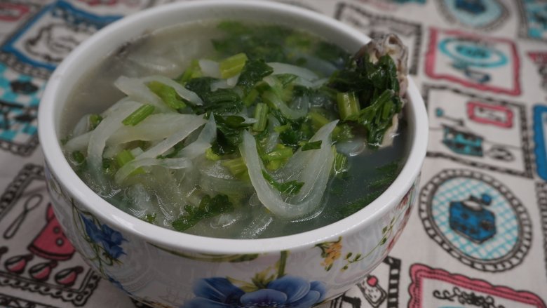 萝卜丝鲫鱼汤,鲫鱼没有油炸过,所以汤色比较清澈