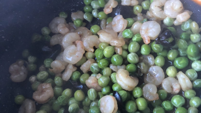 甜豆虾仁,翻炒入味,煮几分钟。