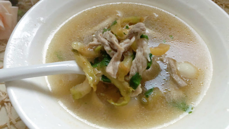 榨菜肉丝汤,有榨菜提鲜,好喝。