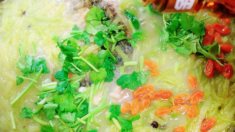 萝卜丝鲫鱼汤,滴上少许<a style='color:red;display:inline-block;' href='/shicai/ 847'>香油</a>,即可出锅了!