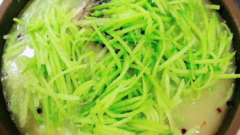 萝卜丝鲫鱼汤,放入萝卜丝,继续炖煮。