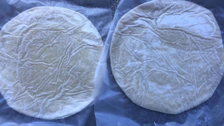 蓝莓派,准备好飞饼,稍微解冻一下。