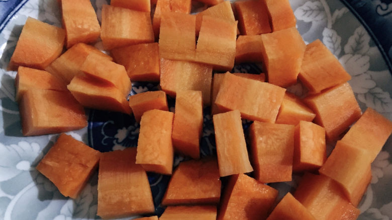 什锦玉米粒,胡萝卜去皮,切粒