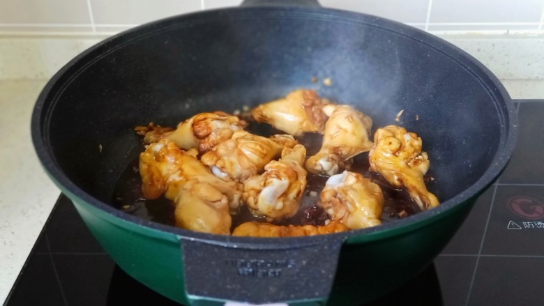 电饭锅焖鸡腿,将调味料翻炒均匀。