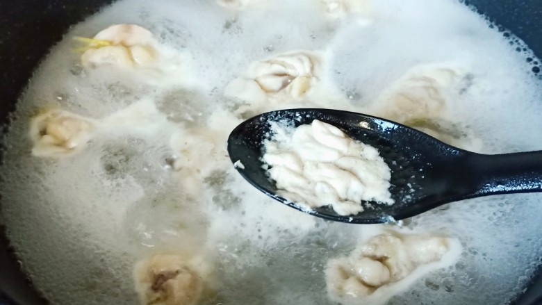 电饭锅焖鸡腿,开大火开始焯水,焯水期间把浮沫撇去,焯好水的鸡腿捞出洗净备用。