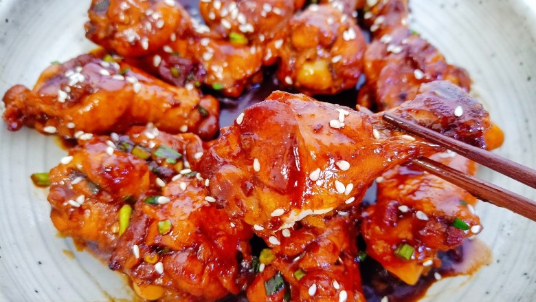 电饭锅焖鸡腿,汤汁差不多时加半勺盐调味,大火收汁,撒上葱花即可出锅。