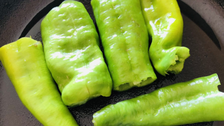 尖椒皮蛋,平底不粘锅中加一点点食用油,放入尖椒煎制表面上色。
