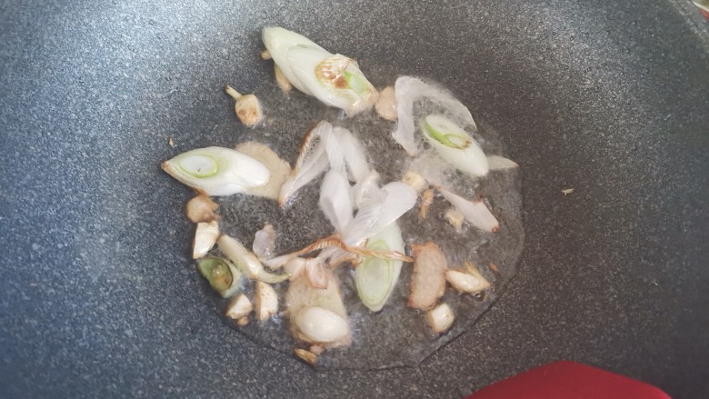 爆炒羊杂,起锅烧油,下入葱姜蒜爆香