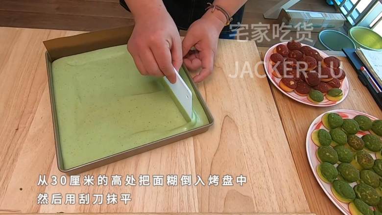 雪域抹茶奶酪小贝,入口即化的奶酪酱,软糯香甜的抹茶蛋糕!,然后用刮刀抹平。