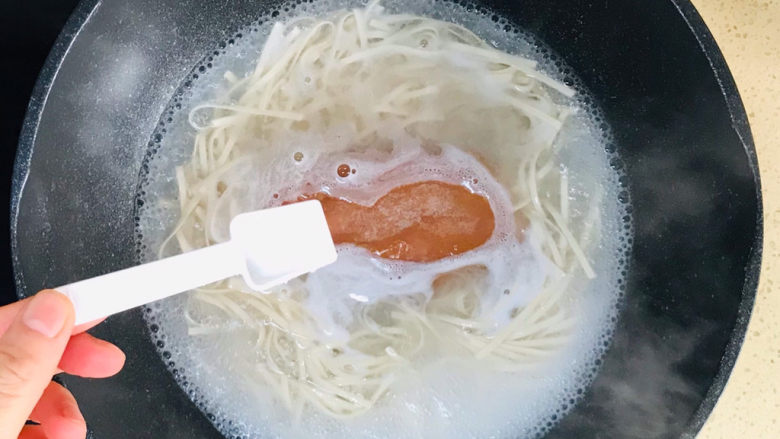 芝士泡面,再加少许盐,继续大火煮沸