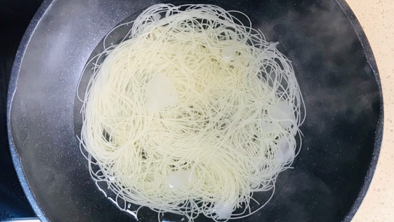 芝士泡面,大火煮开,煮散泡面