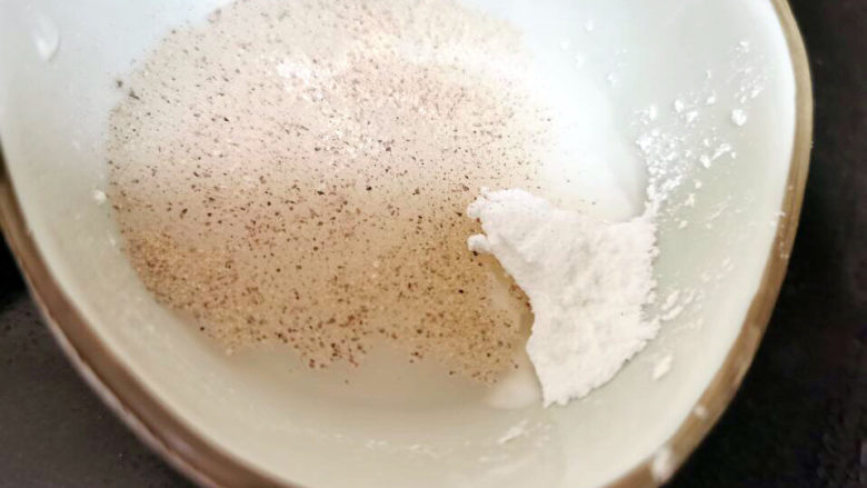 什锦玉米粒,胡椒粉,地瓜粉调个芡汁