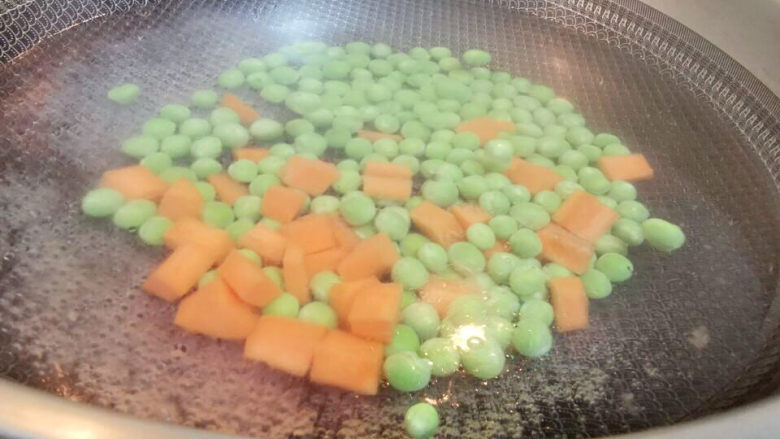 什锦玉米粒,青豆与红萝卜丁,焯水