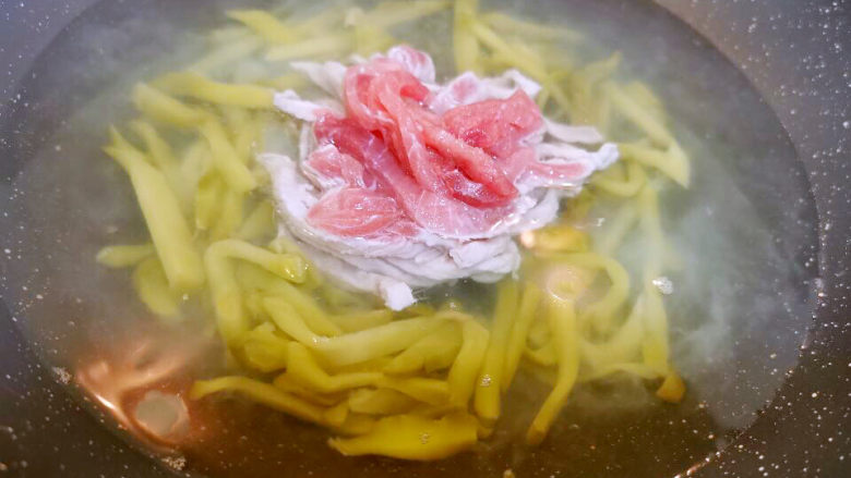 榨菜肉丝汤,大约煮2分钟左右,轻轻放入肉丝