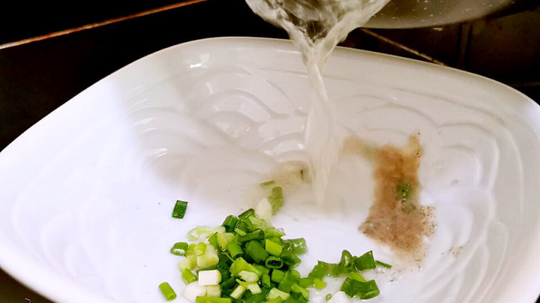 榨菜肉丝汤,榨菜肉丝汤煮好后,倒入成品碗中