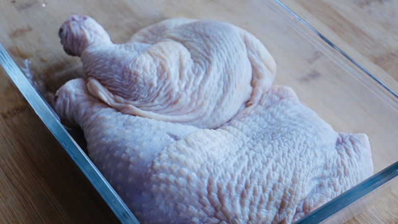 电饭锅焖鸡腿,准备2个鸡腿,表面处理干净,用清水冲洗干净控干水分放入盘子中。