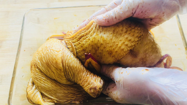 电饭锅焖鸡腿,戴上一次性手套,抓拌均匀。