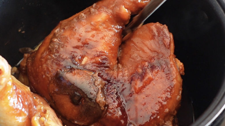 电饭锅焖鸡腿,中间记得给鸡腿翻个面,使其上色更均匀一些。