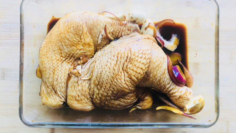 电饭锅焖鸡腿,抓拌均匀后连同盘子一起装入保鲜袋,放入冰箱冷藏腌制一夜。