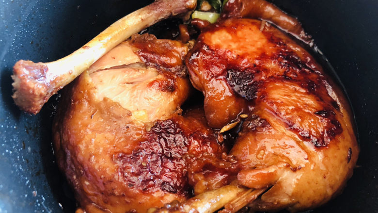 电饭锅焖鸡腿,一个焖饭程序结束后鸡腿的上色基本也就可以了。
用筷子戳一下看一下鸡肉的软烂程度。如果能轻松脱骨即可拔掉电源。如果不是很烂糊可以继续再按焖饭键继续焖煮至跳闸。