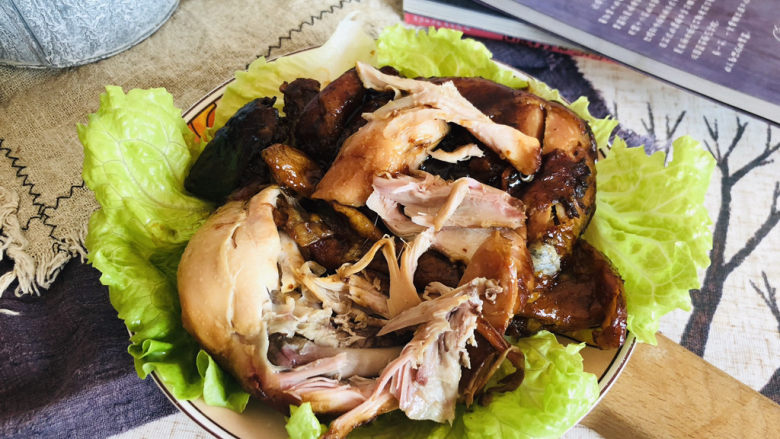 电饭锅焖鸡腿,这样用电饭锅做出来的鸡腿非常软烂,用筷子轻轻一扒拉就散开了,非常容易脱骨而且鸡肉软烂鲜香。