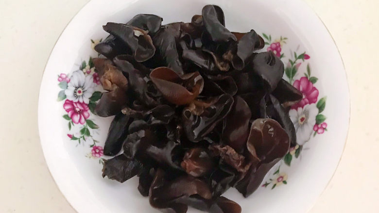 青椒炒豆皮,<a style='color:red;display:inline-block;' href='/shicai/ 233'>木耳</a>提前泡发好,清洗干净