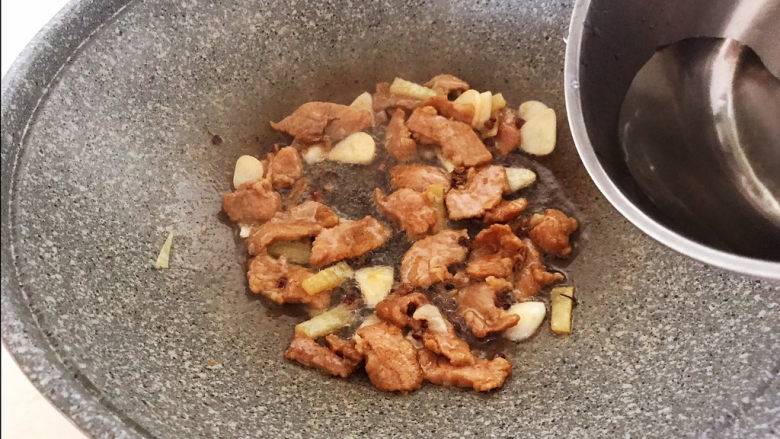 青椒炒豆皮,加入肉片,翻炒至肉片变色,加入50毫升开水,翻炒均匀