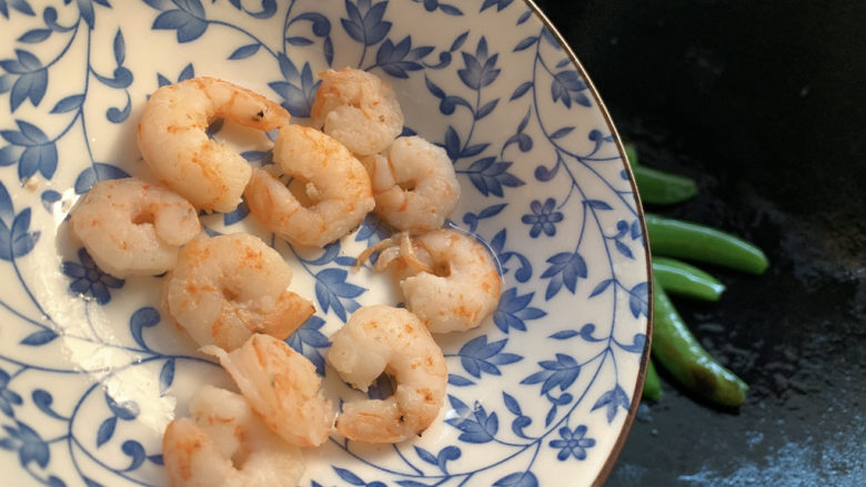 甜豆虾仁,以及同样也汆烫过的虾仁,入锅翻炒
