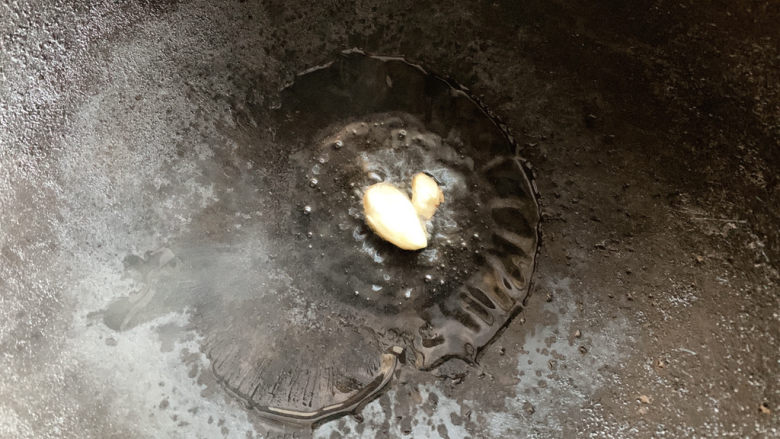 甜豆虾仁,加入蒜瓣爆炒出香味~