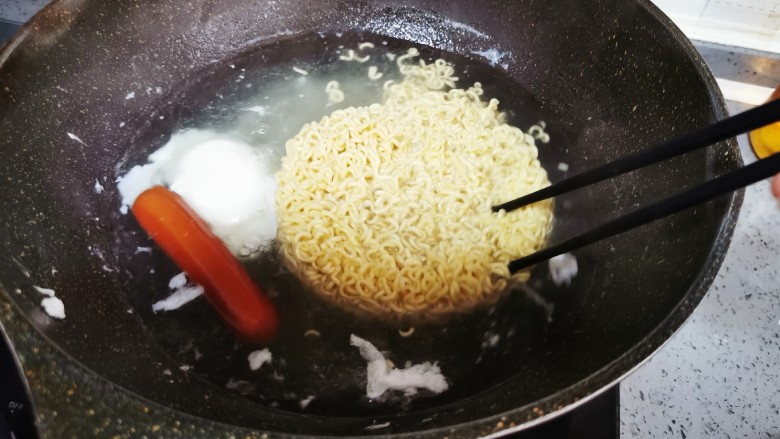 芝士泡面,大火煮1分钟,泡面翻面